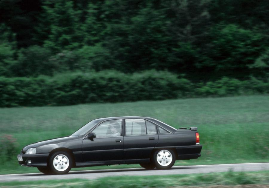  Opel Omega 3000 (A) 1987 года  (фото 14 из 29)